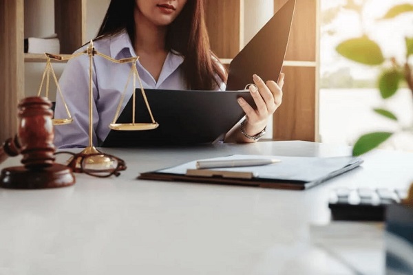 وظایف و تعهدات وکیل نسبت به موکل