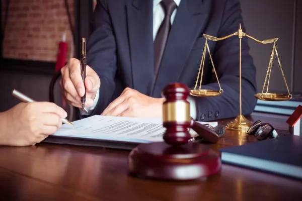 5 ویژگی کلیدی در انتخاب وکیل مشهد
