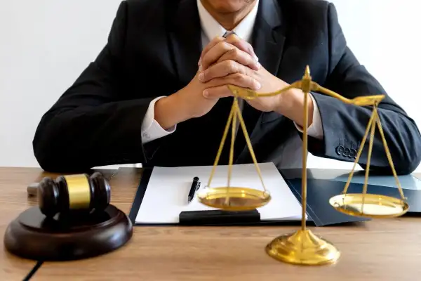 بهترین وکیل اهواز را حضوری انتخاب کنیم یا آنلاین؟