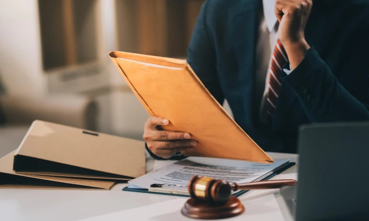 وظایف بهترین وکیل بندرعباس در پرونده موکلان