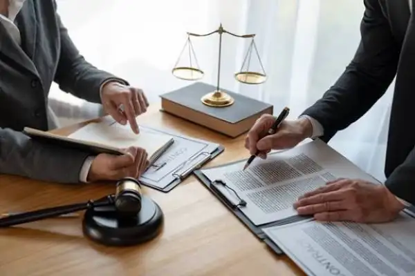 هنگام مراجعه حضوری به دفتر وکیل در کرمانشاه چه نکاتی را رعایت کنیم؟
