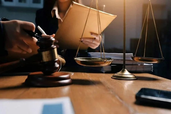 مزایای همکاری با بهترین وکیل زن در رشت