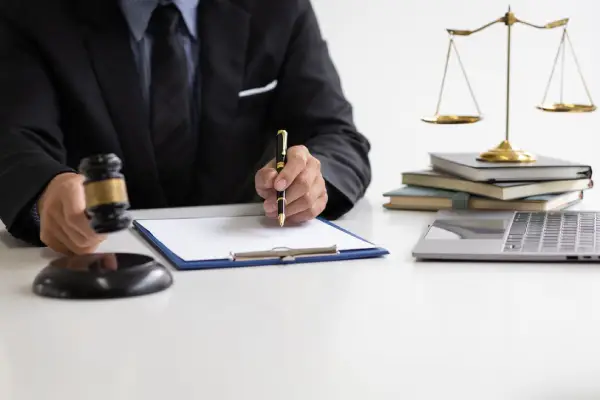 دلایل انتخاب وکیل در پرونده های حقوقی