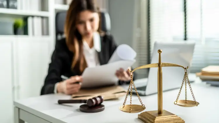 چگونه بهترین وکیل زن در اصفهان را بشناسیم؟