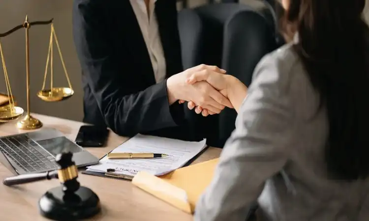 چرا باید با وکیل زن در کرمان مشاوره بگیریم؟