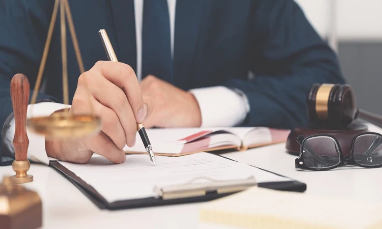 بررسی ویژگی های بهترین وکیل کیفری در اراک