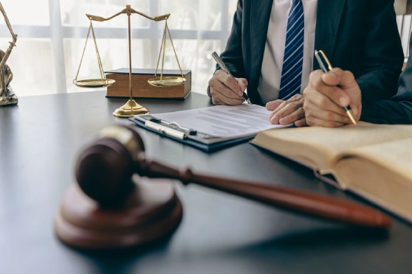 بهترین وکیل فسا چه ویژگی هایی دارد؟