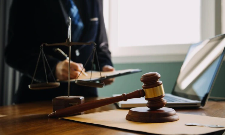 عدم همکاری با وکیل قم چه عواقبی برای پرونده ما دارد؟