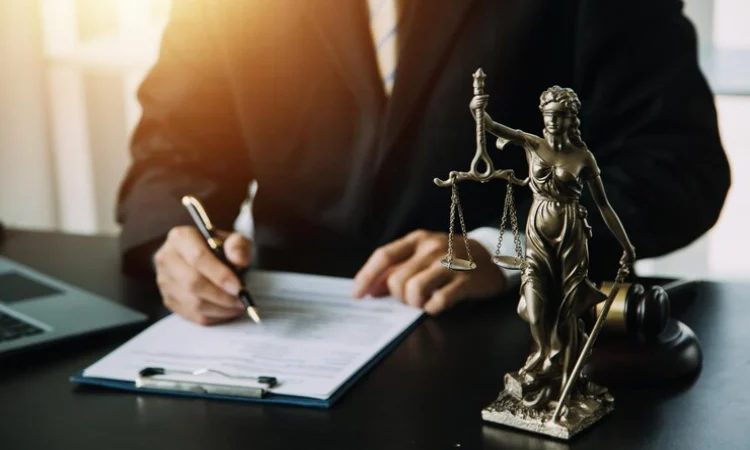 وکیل متخصص در کازرون برای هر دعوا چقدر دستمزد دریافت می کند؟