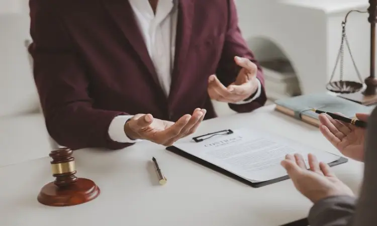 وکیل فولادشهر باید برای دعاوی حقوقی و کیفری چه راهکارهایی مقابل موکل قرار دهد؟