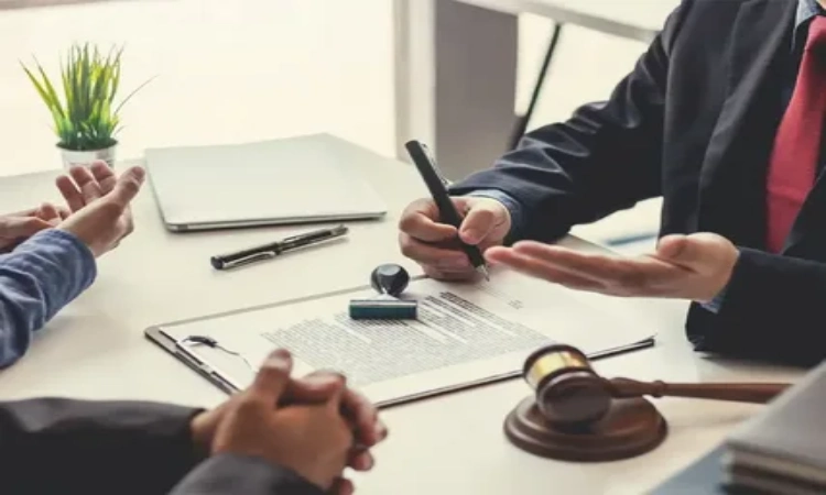 چه ویژگی هایی را باید برای انتخاب وکیل الیگودرز در نظر داشت؟