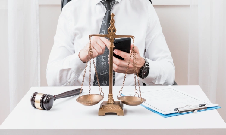 استخدام وکیل متخصص چک در تهران چه مزایایی دارد؟