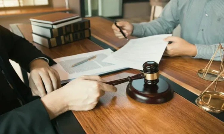 چگونه با وکیل جرائم رایانهای در تهران، اموال سرقتی را پس بگیریم؟