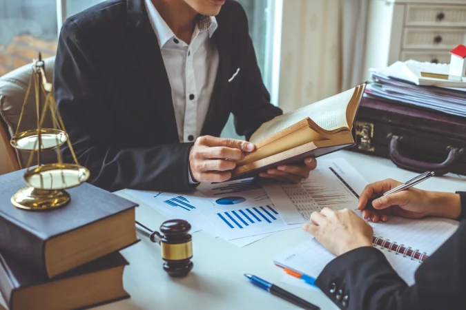 چرا اخذ وکیل مشیریه یه مزیت حساب می شود؟